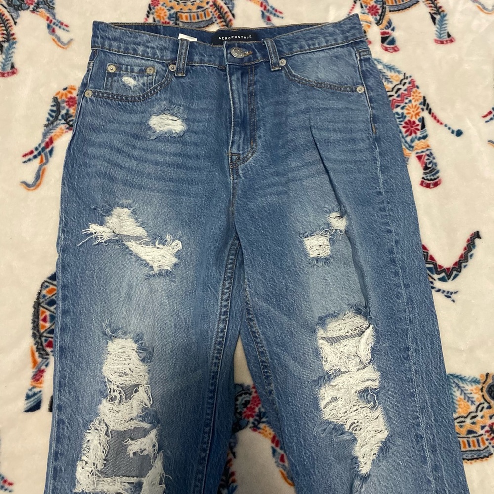 Aero ripped mom jeans size 4